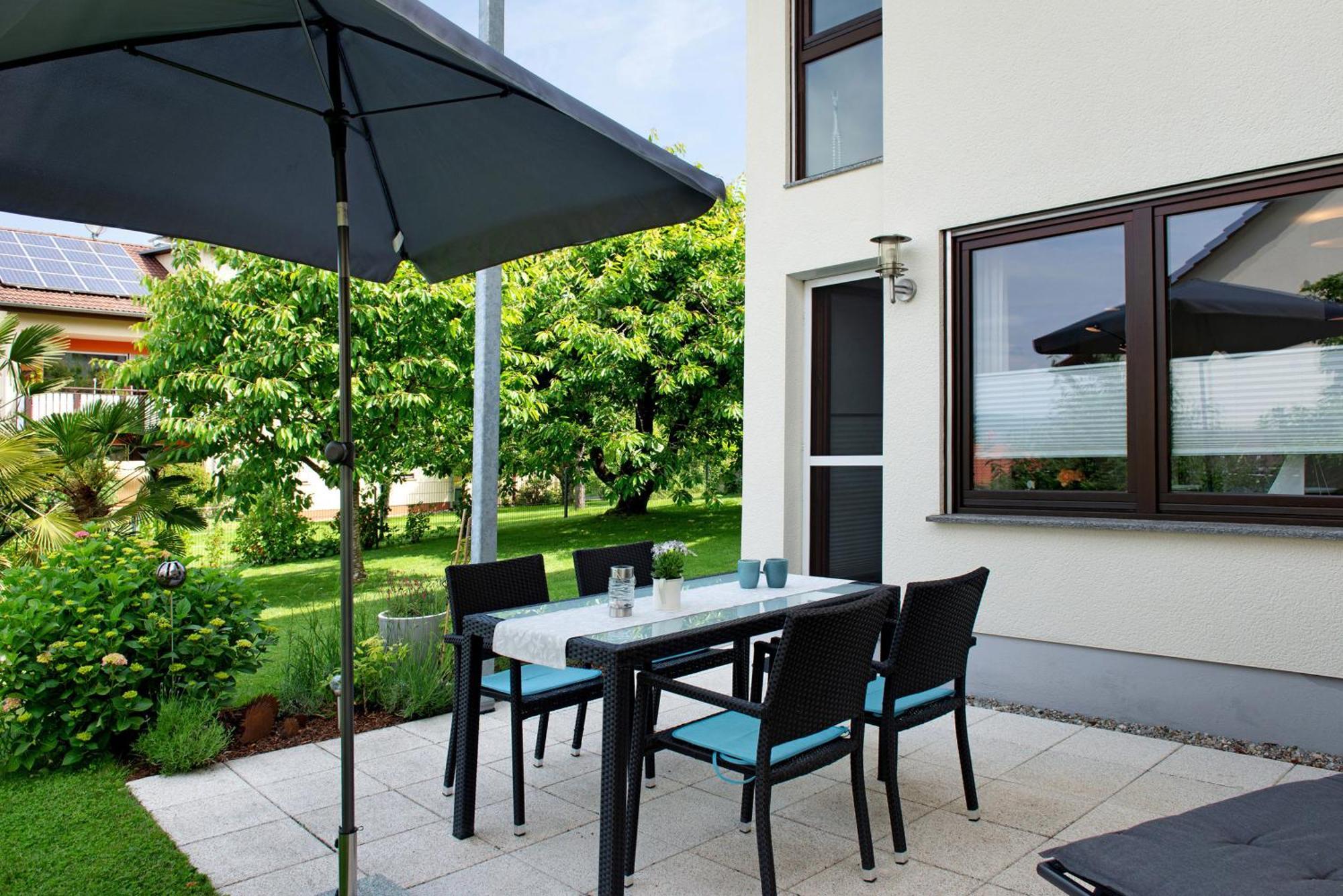 Mit Terrasse