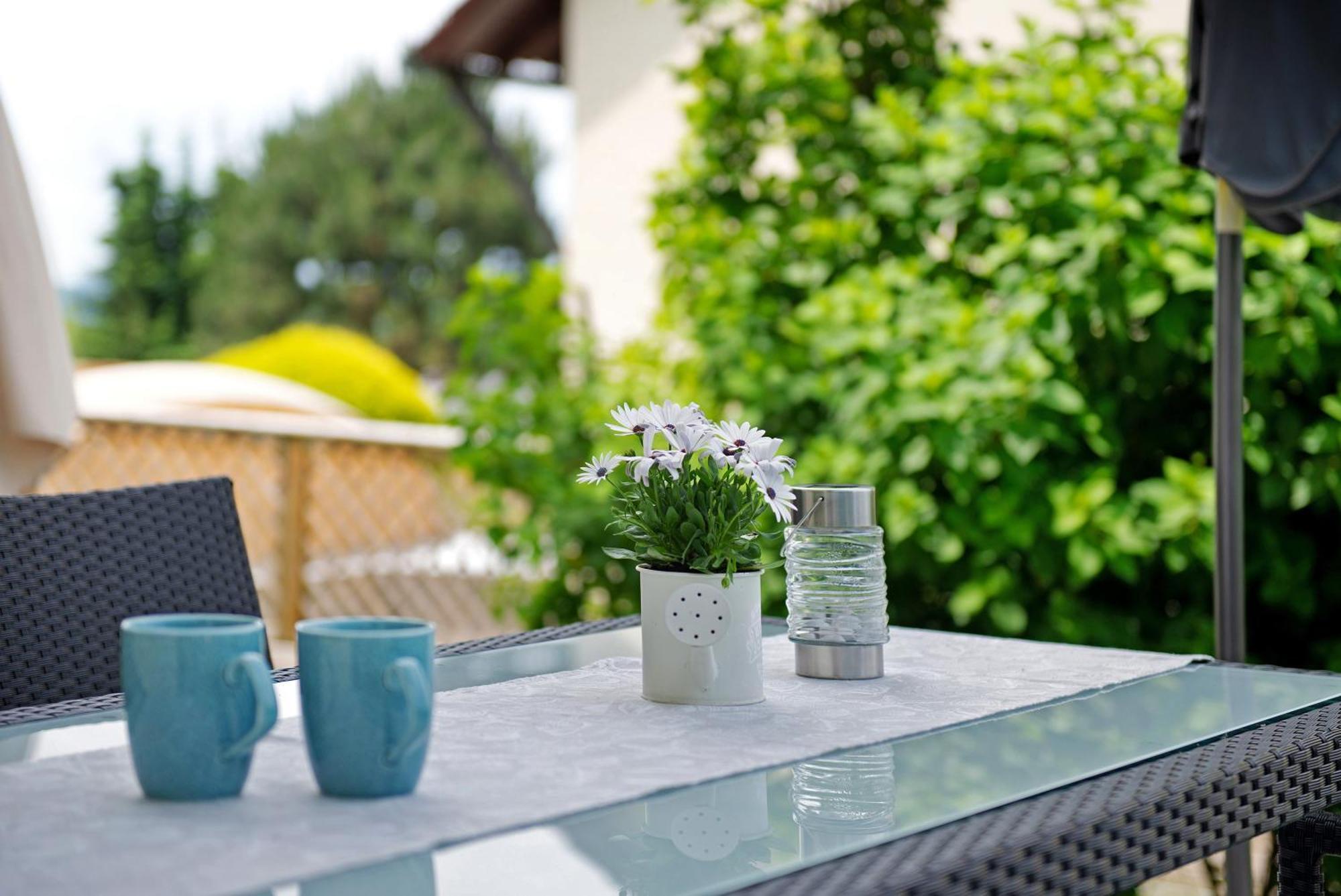 Mit Terrasse